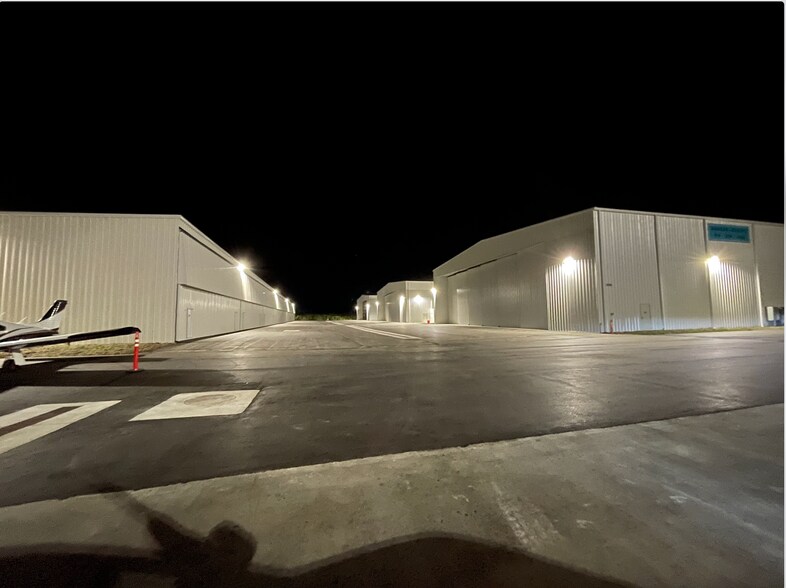 More Photos Of 2006 Mainsail, Naples Airplane Hangar For Lease