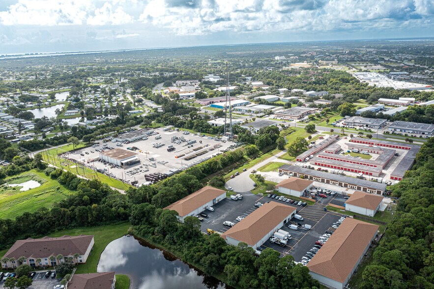 More Photos Of 1053 SE Holbrook Ct, Port Saint Lucie Warehouse For Lease