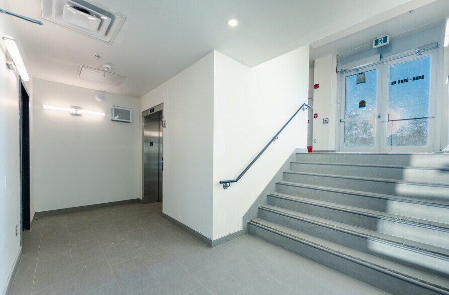 More Photos Of 1637 Bank St, Ottawa Storefront Retail Office For Lease