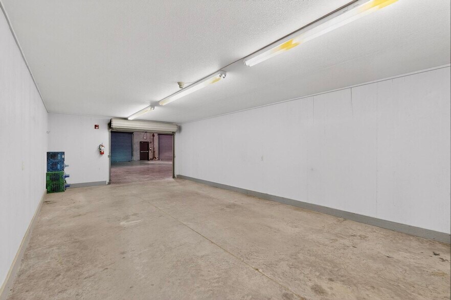 More Photos Of 2620 Carson St, Haltom City Light Distribution For Lease