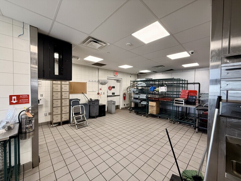 More Photos Of 2171 E Slaton Rd, Lubbock Service Station For Lease