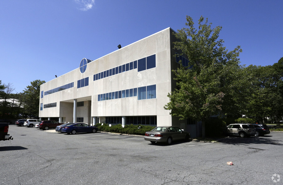 Primary Photo Of 200 Parkway Dr S, Hauppauge Medical For Lease