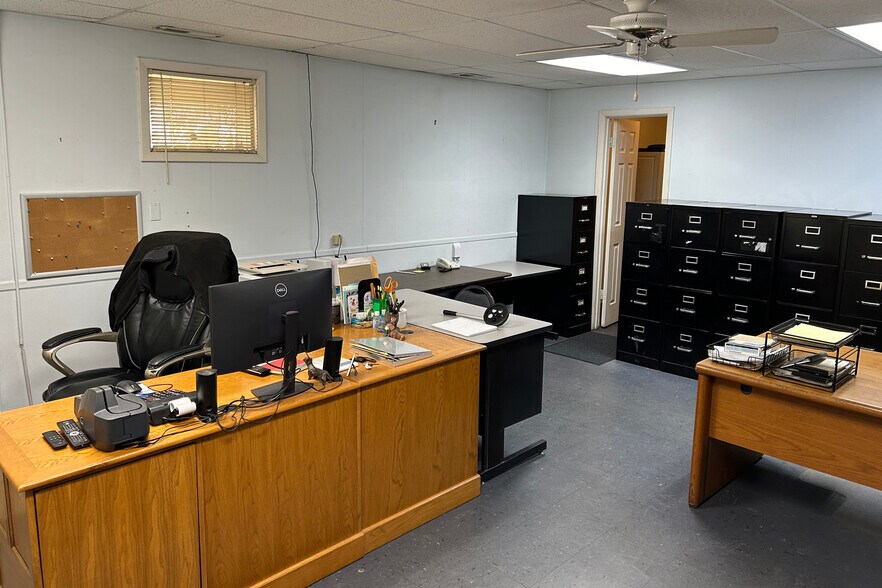 More Photos Of 515 S Noble St, Anniston Light Distribution For Sale