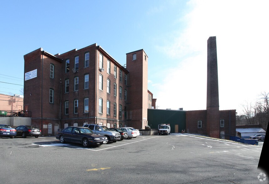 More Photos Of 296 Nonotuck St, Northampton Warehouse For Lease