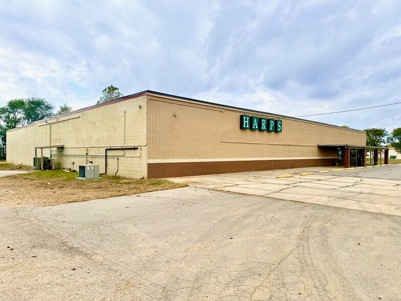 More Photos Of 881 S Walnut St, Bernie Storefront For Sale