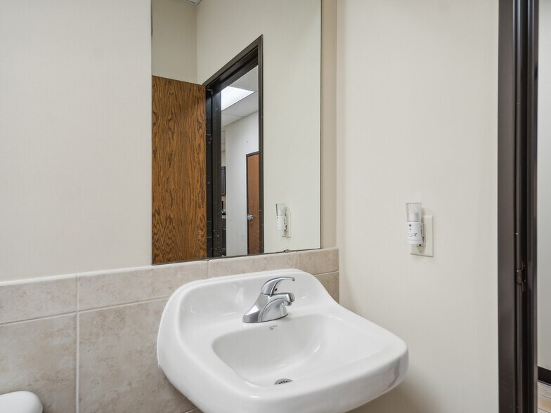 More Photos Of 2005 N Yellowood Ave, Broken Arrow Warehouse For Sale