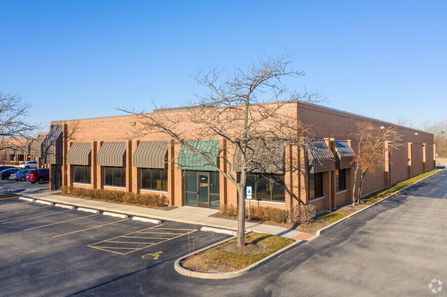 More Photos Of 1367-1407 N Barclay Blvd, Buffalo Grove Warehouse For Lease