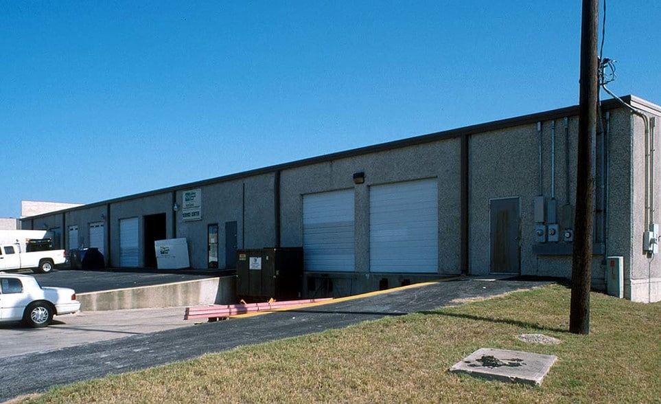 More Photos Of 404 W Powell Ln, Austin Warehouse For Lease