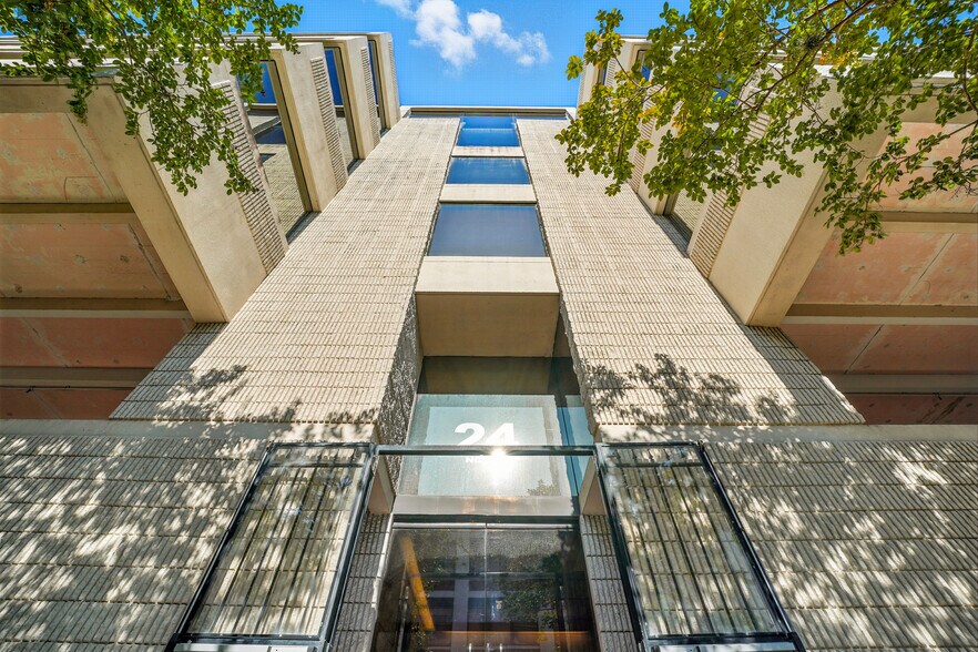 More Photos Of 24 N Market St, Jacksonville Office For Lease