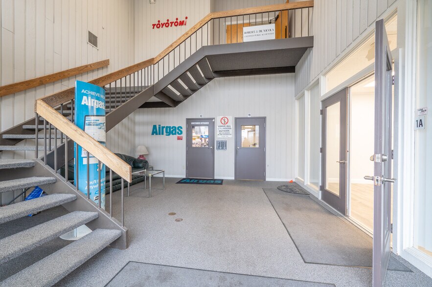 More Photos Of 604 Federal Rd, Brookfield Light Manufacturing For Lease