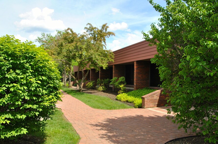 More Photos Of 411 Business Center Dr, Mount Prospect Office For Lease