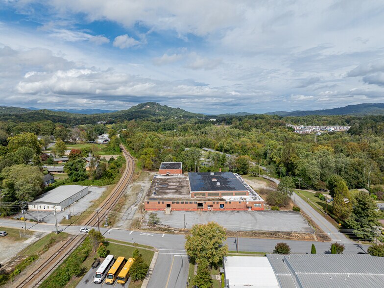 More Photos Of 701 Oriole Dr, Hendersonville Warehouse For Sale