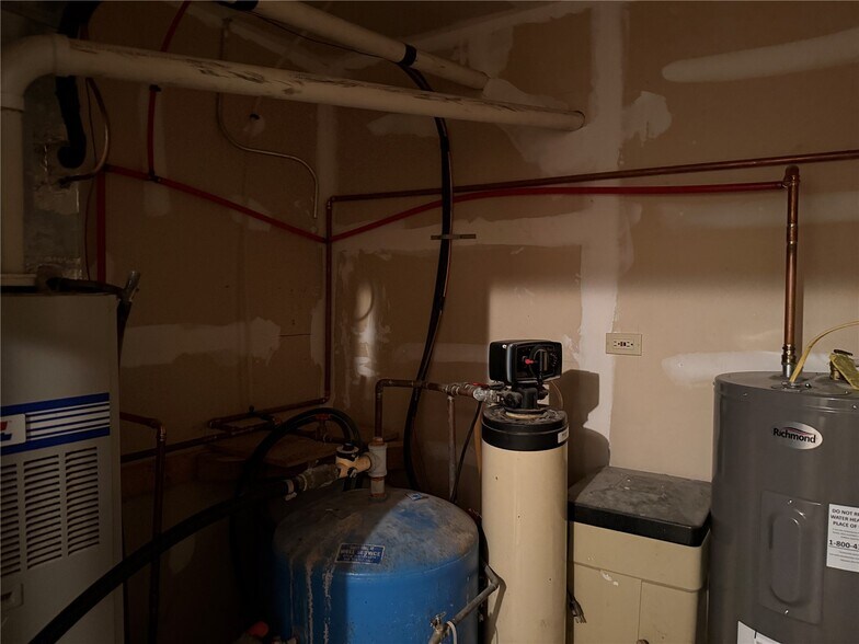 More Photos Of 4299 Lewis Access Rd, Center Point Warehouse For Lease