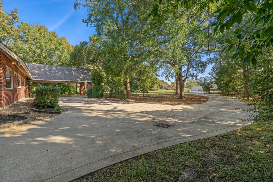 More Photos Of 16621 Hereford Dr, Tomball Flex For Sale