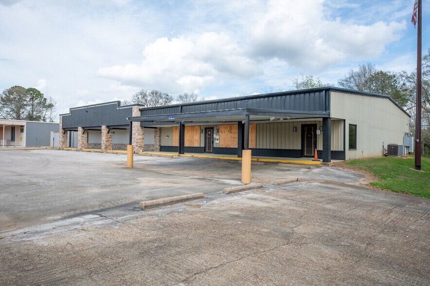More Photos Of 211 S Magnolia St, Woodville Flex For Sale