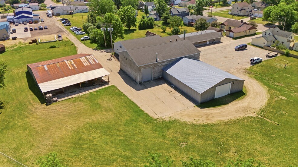 More Photos Of 520 W Broadway St, Blair Warehouse For Sale