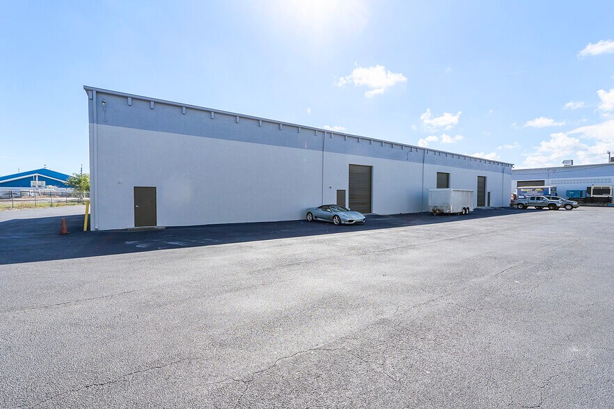 More Photos Of 601 Roseland Dr, West Palm Beach Warehouse For Lease
