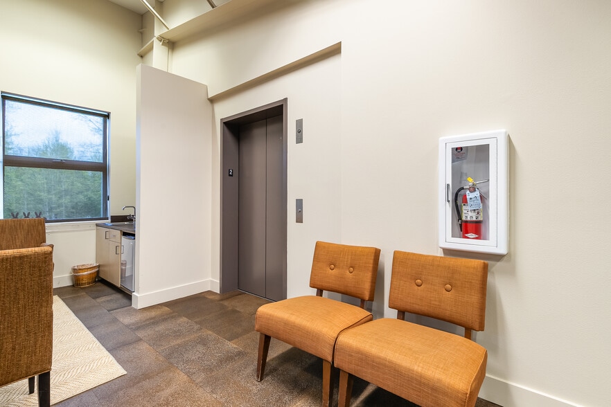 More Photos Of 905 Squalicum Way, Bellingham Flex For Sale