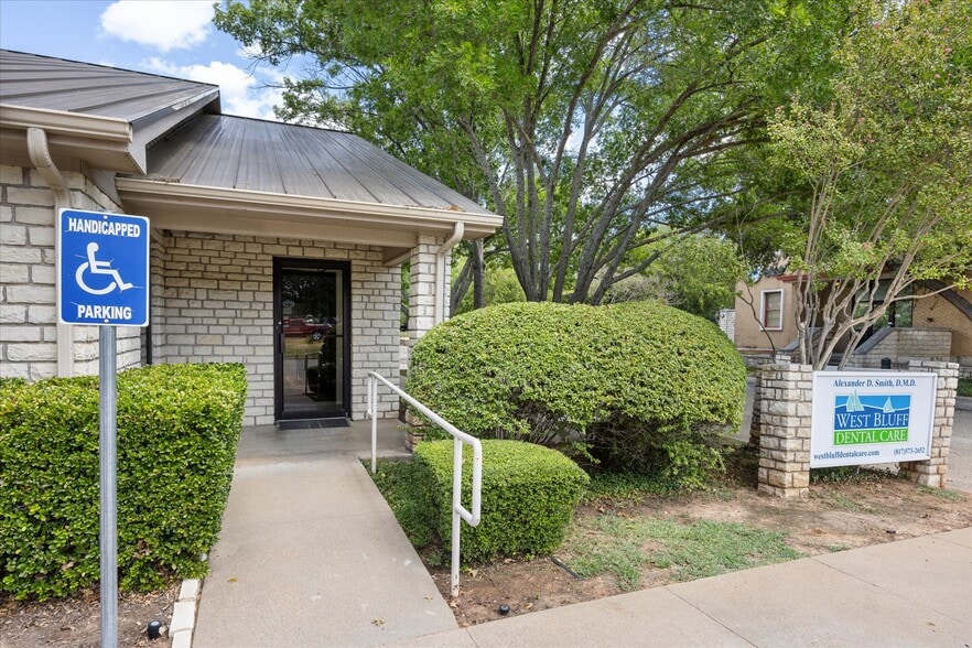 More Photos Of 310 W Bluff St, Granbury Office For Sale