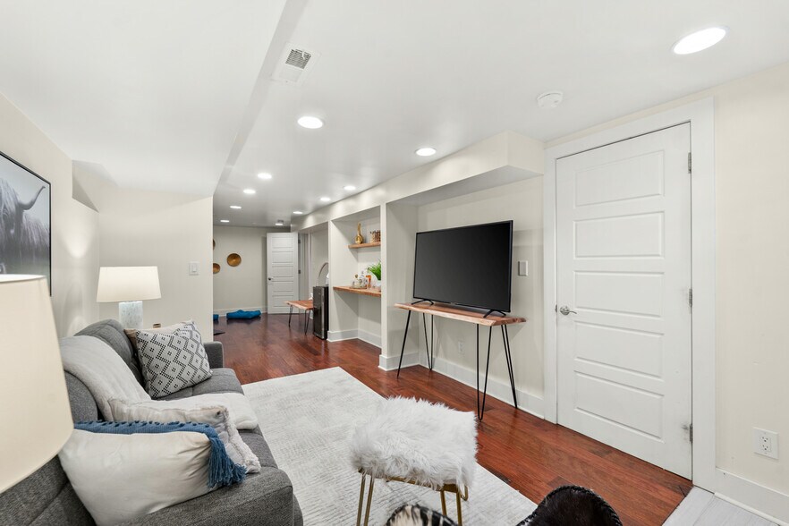 More Photos Of 1516 Cook St, Denver Light Distribution For Sale
