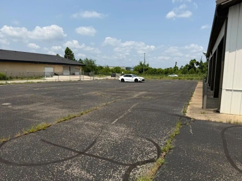 More Photos Of 950 Glengarry Drive, Fairdale Industrial For Sale
