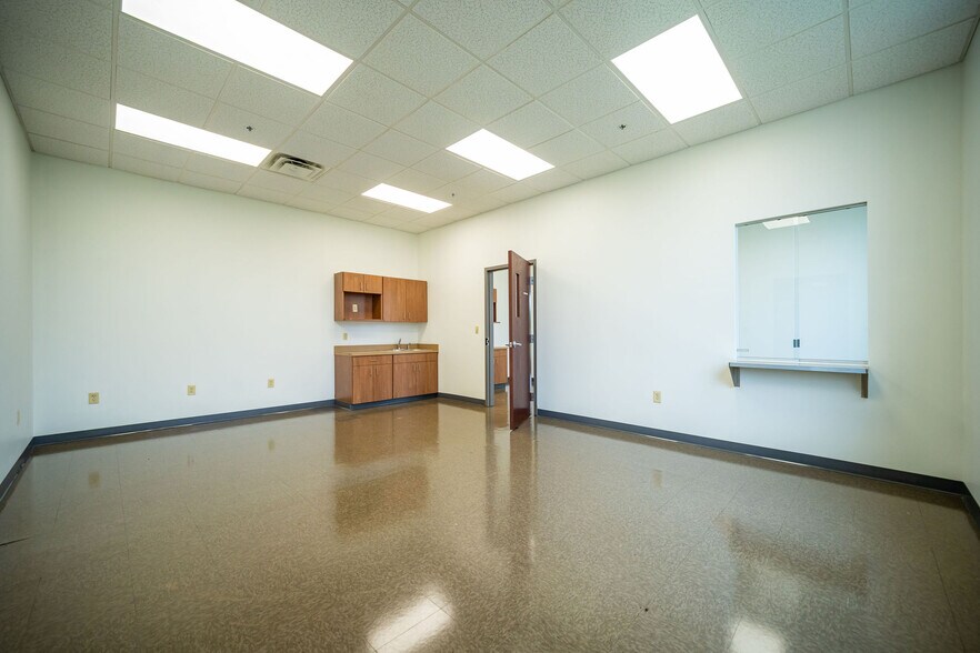 More Photos Of 3780 Tradeport Ct, Lockbourne Distribution For Lease