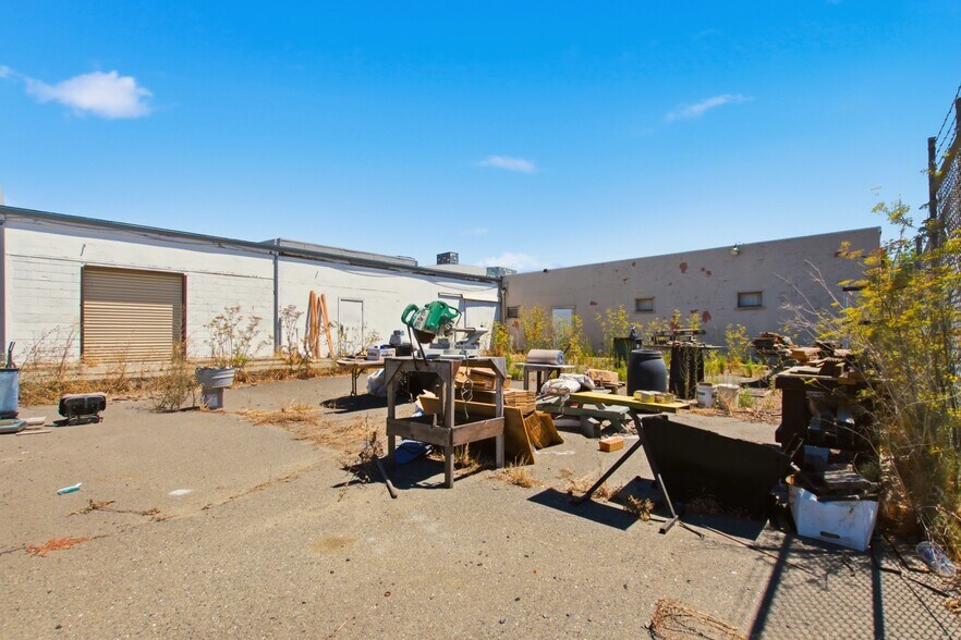 More Photos Of 1319-1323 W Texas St, Fairfield Freestanding For Sale