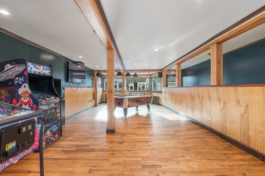 More Photos Of 30-32 Front St, Greenport Storefront Retail Residential For Sale