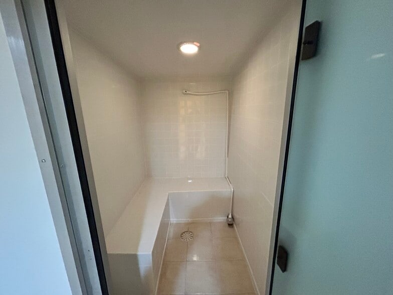 More Photos Of 669 E 185th St, Euclid General Retail For Sale