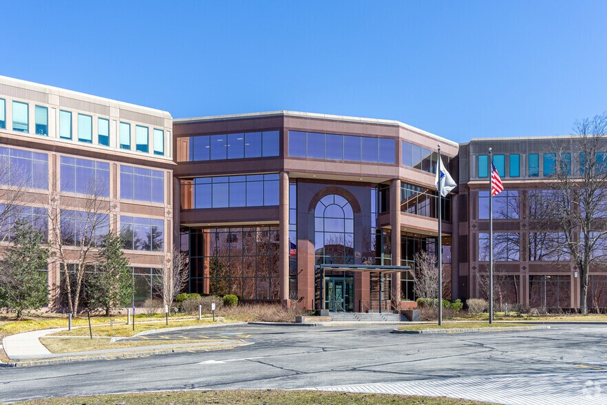 More Photos Of 25 Corporate Dr, Burlington Office For Lease