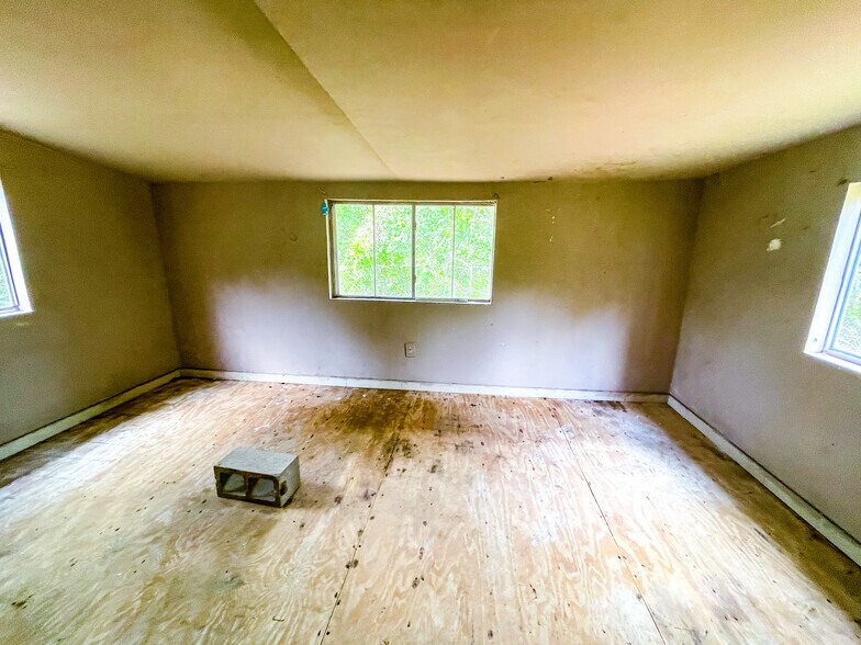 More Photos Of 2305 N Main St, Vidor Flex For Sale