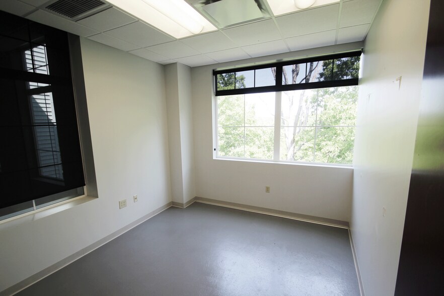More Photos Of 10883 Pearl Rd, Strongsville Office For Lease