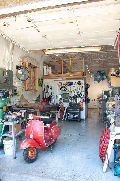 More Photos Of 2003 Brundrette, Dallas Warehouse For Lease