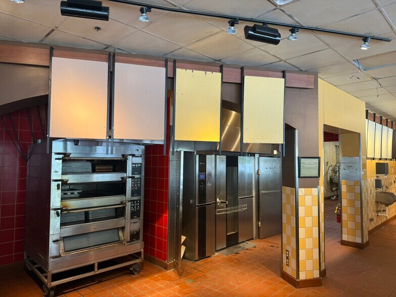 More Photos Of 2407 Green Mountain Dr, Branson Restaurant For Sale