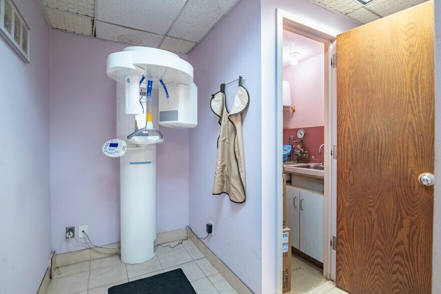 More Photos Of 9418 59th Ave, Elmhurst Office For Sale