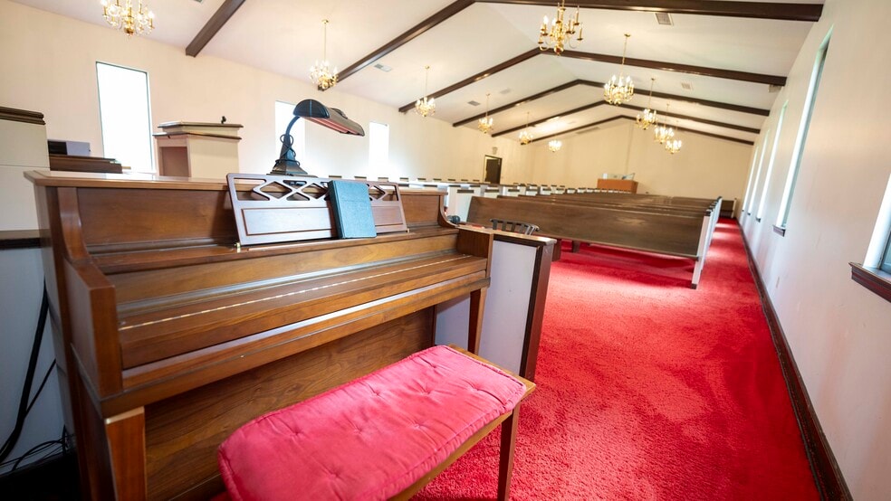 More Photos Of 123 N 5th St, Cochran Religious Facility For Sale