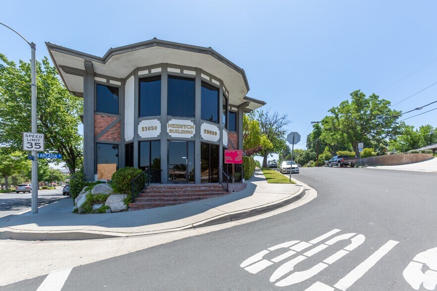 More Photos Of 23030 Lyons Ave, Santa Clarita Medical For Lease