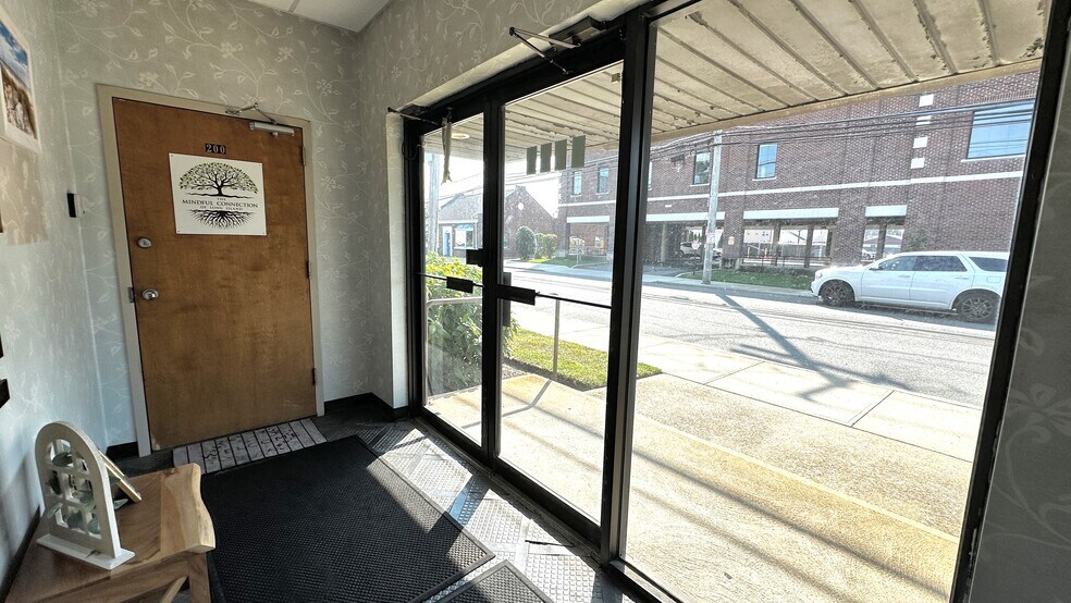 More Photos Of 1991 Smith St, Merrick Medical For Sale