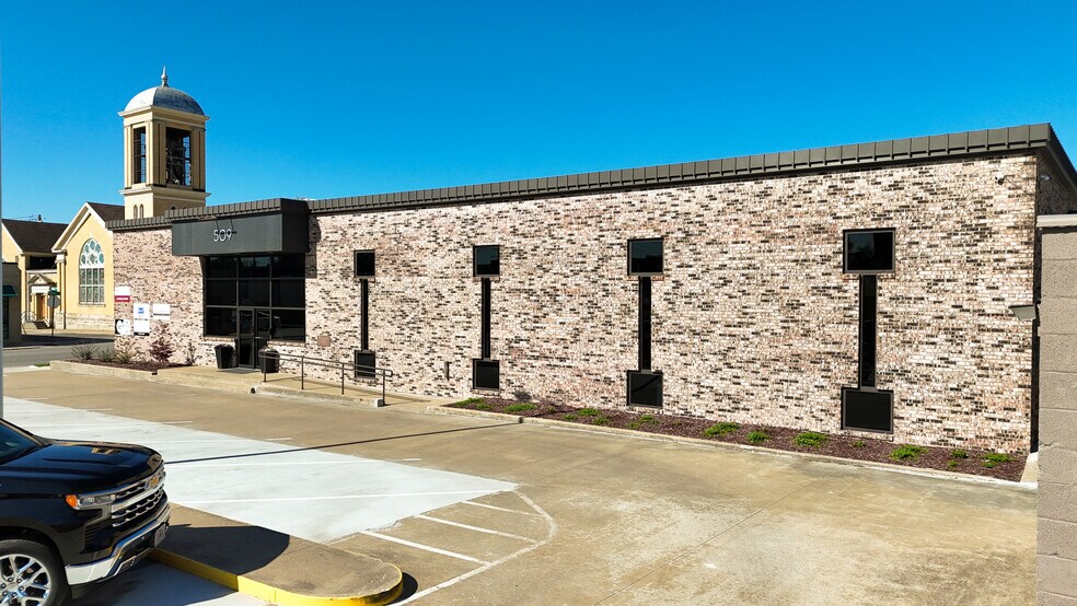 More Photos Of 509 - 511 W. Rollins, Moberly Office For Lease