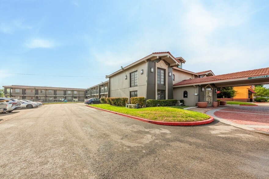 Primary Photo Of 1112 S Fort Hood St, Killeen Hotel For Sale