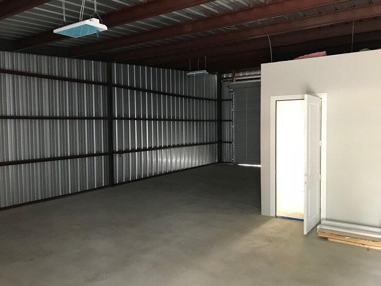 More Photos Of 12440 Trail Driver, Austin Warehouse For Lease