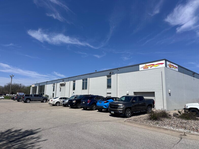More Photos Of 5325 NE 14th St, Des Moines Showroom For Lease