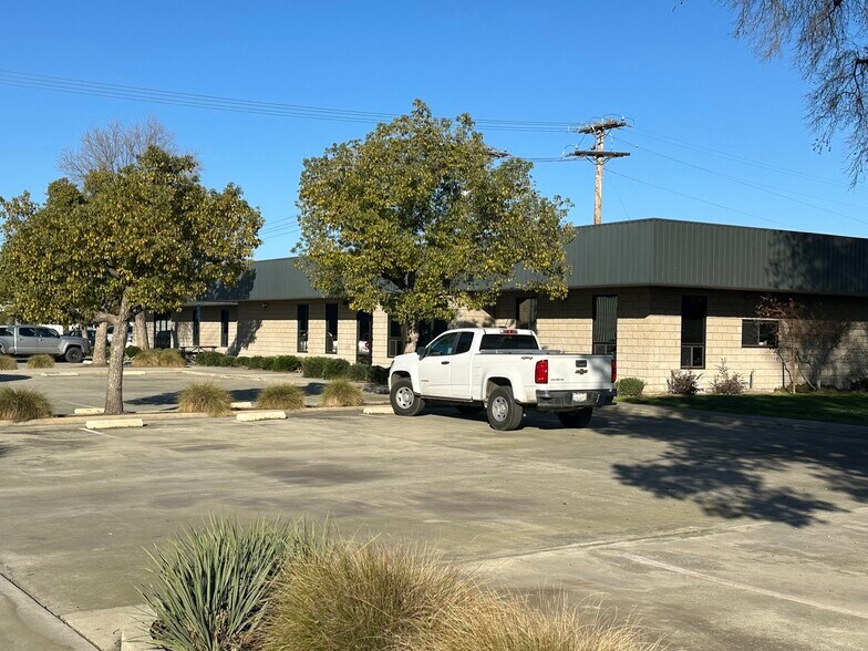 More Photos Of 2134 E Mineral King Ave, Visalia Warehouse For Lease