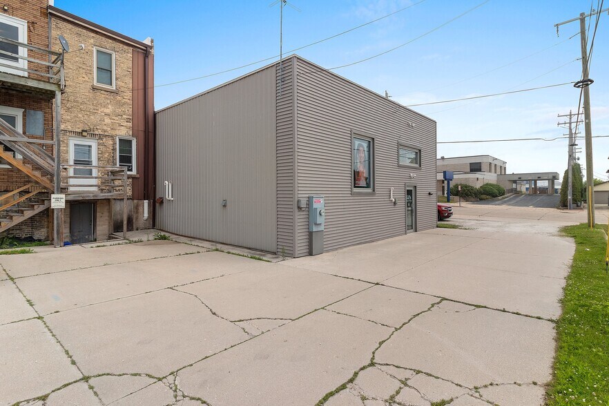 More Photos Of 1604 Washington St, Two Rivers Storefront For Sale