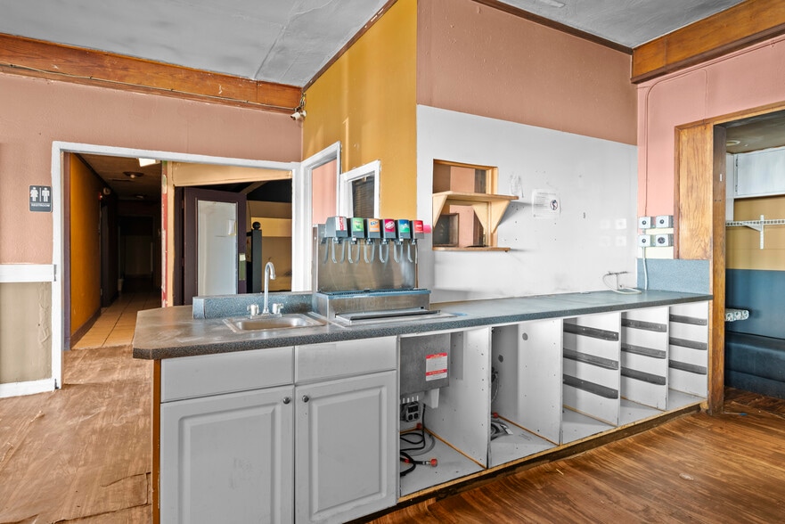 More Photos Of 930 SE Pioneer Way, Oak Harbor General Retail For Sale