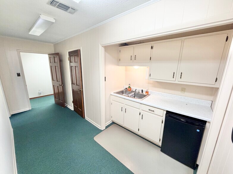 More Photos Of 105 N Hickory St, Aberdeen Flex For Sale