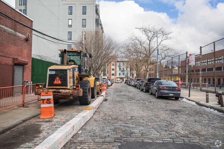 More Photos Of 275 Front St, Brooklyn Industrial For Sale