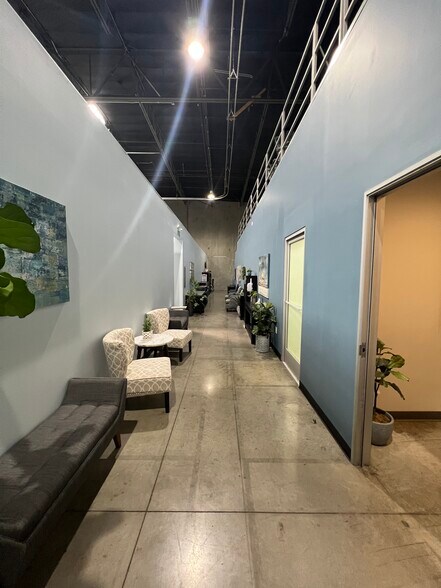 More Photos Of 7663 N San Fernando Rd, Burbank Warehouse For Lease