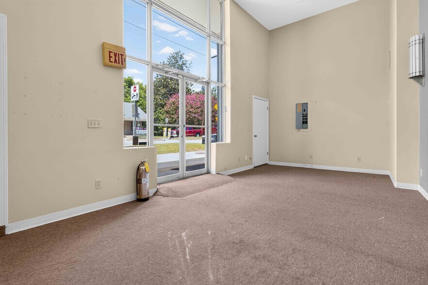 More Photos Of 38 Sycamore St, Jefferson Office For Sale