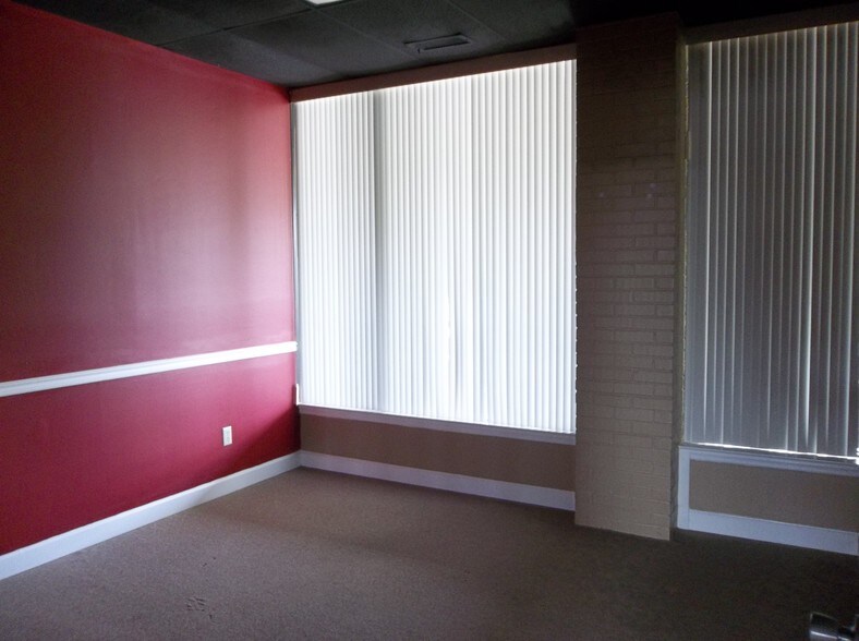 More Photos Of 7010 Lee Hwy, Chattanooga Storefront Retail Office For Sale